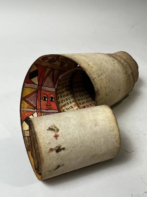 un rouleau de papier toilette sur lequel figure l'image d'un homme