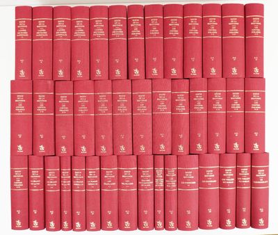 une pile de livres rouges empilés les uns sur les autres
