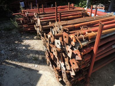une multitude de tuyaux métalliques rouillés empilés les uns sur les autres