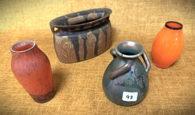 trois vases posés sur une table l'un à côté de l'autre