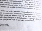 un gros plan d'un morceau de papier sur lequel on a écrit