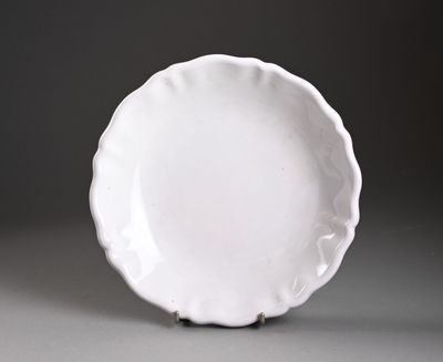 une assiette blanche posée sur une table