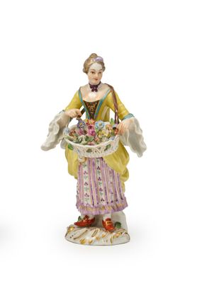 deux figurines en porcelaine représentant une femme avec un panier de fleurs