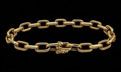 a gold chain bracelet with a clasp and a clasp clasp