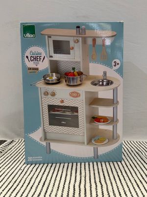 une boîte contenant une cuisine miniature, posée sur une table