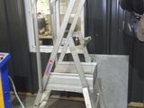 un homme debout à côté d'une échelle dans une pièce