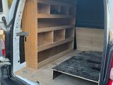 une camionnette équipée d'un lit à l'arrière