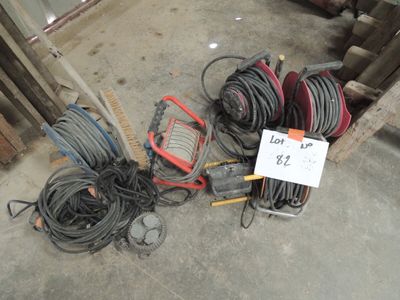 un tas de fils et d'outils par terre