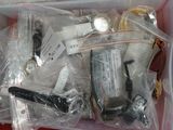 de nombreux objets dans un bac en plastique posé par terre