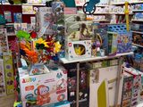 un magasin de jouets où les rayons regorgent de jouets