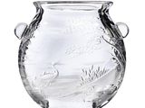 un vase en verre muni d'une anse, sur fond blanc