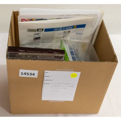 une boîte en carton contenant beaucoup de courrier