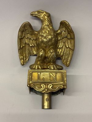 Aigle de drapeau. En feuille de laiton découpé figurant l’ai… - Photo 1