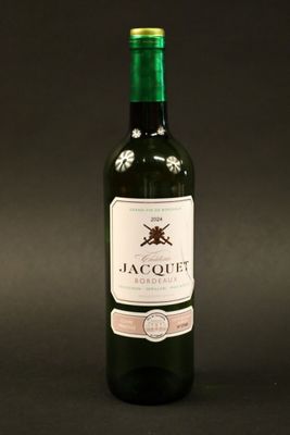 une bouteille de vin posée sur une table