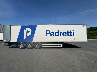 un gros plan d'une semi-remorque garée sur un parking