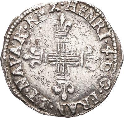 une vieille pièce d'argent ornée d'une croix