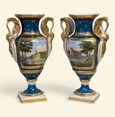 une paire de vases bleus et dorés avec une image de château en arrière-plan