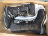 une boîte contenant une paire de chaussures noires et blanches