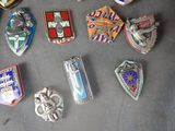 a lot of badges that are laying on a table