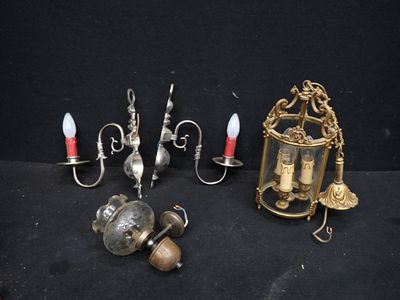 un grand nombre d'objets différents posés sur une table