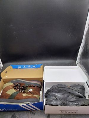 une boîte de chaussures et une paire de chaussures par terre