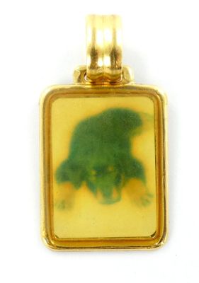 pendentif plaqué or représentant une grenouille sur fond jaune