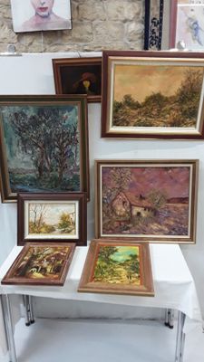 une table sur laquelle sont posés plusieurs tableaux