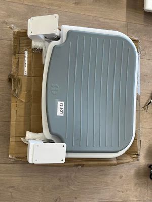des toilettes bleues et blanches posées sur un plancher en bois