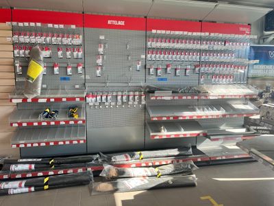 QUATRE TRAVEES D'ETAGERES METALLIQUES VIDES - Photo 1