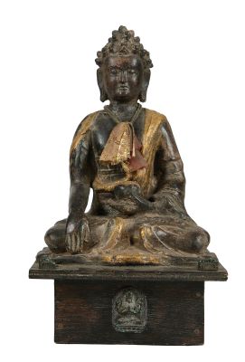 une photo représentant une statue d'une personne assise sur une table