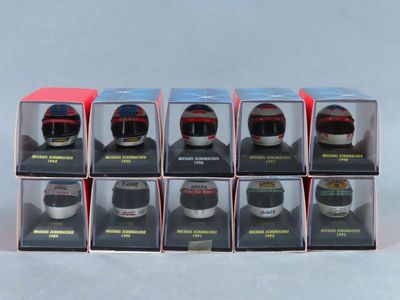 six boîtes contenant chacune des casques de course miniatures