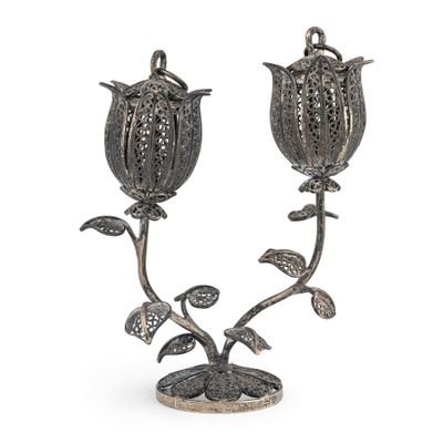 paire de bougeoirs en métal poli, ornés de fleurs et de feuilles