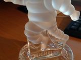 une photo d'une figurine représentant un homme posée sur une table
