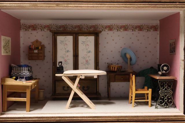 Diorama. Composition miniature, dans une vitrine en bois, vitre e...