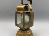 une lanterne en laiton à l'ancienne, surmontée d'une ampoule