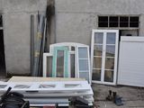 de nombreux types de portes et de fenêtres à l'extérieur d'un bâtiment