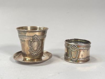 deux tasses et soucoupes en argent posées sur un plateau blanc