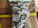 un sac de Lego posé sur une boîte en carton