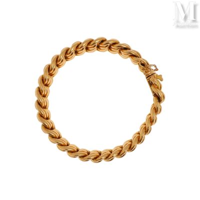 un gros plan d'un bracelet en or orné d'un diamant