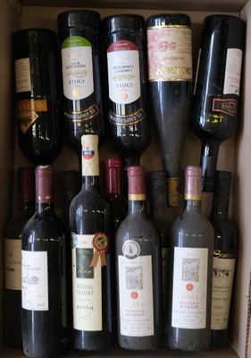 plusieurs bouteilles de vin dans une caisse sur la table