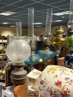 Lot comprenant : 8 lampes à pétrole, un pied de lampe en lai… (photo 3)
