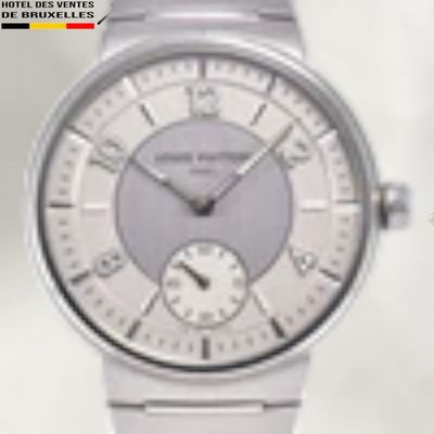 une montre argentée avec un cadran blanc sur fond blanc