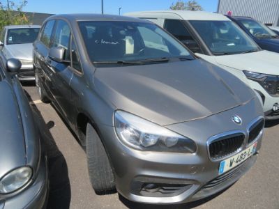 Plusieurs voitures sont garées sur un parking, dans un parking.