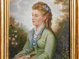 portrait d'une jeune fille vêtue d'une robe verte ornée d'un nœud bleu