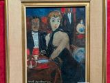 une peinture à l'huile représentant une femme assise à une table devant un mur rouge