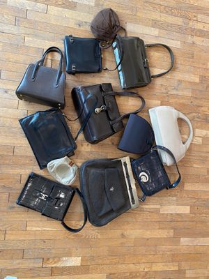 de nombreux modèles de sacs à main disposés par terre