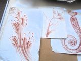 une casserole ornée de quelques dessins, posée sur une table