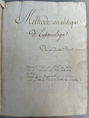 un vieux livre écrit posé sur une table