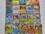 une pile de cartes pokemon posée sur une table