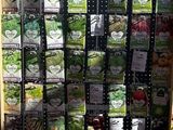 de nombreux types de légumes différents dans les rayons du magasin